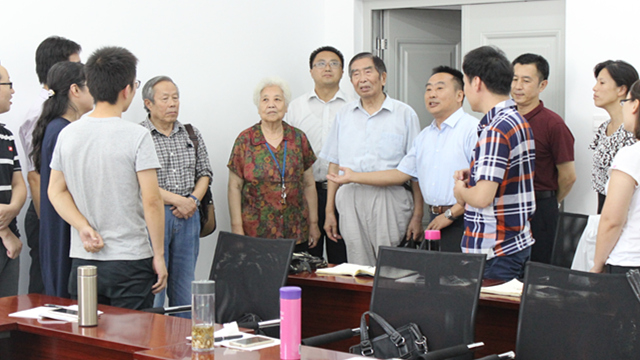 与年轻教工交流（位置放在第三段侯）.jpg